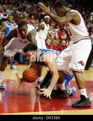 23 février 2011 - Fayetteville, AR, USA - Kentucky Wildcats avant Josh Harrellson (55) s'est rendu à la parole pour essayer d'attraper une balle lâche, comme l'Arkansas Kentucky joué le mercredi 23 février 2011 à Fayetteville, AR. Photo par Mark Cornelison | Personnel. (Crédit Image : © Lexington Herald-Leader/ZUMAPRESS.com) Banque D'Images