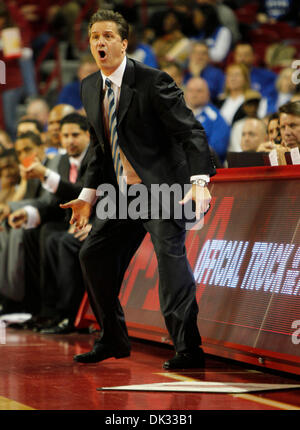 23 février 2011 - Fayetteville, AR, USA - California coach John Calipari a crié à son équipe dans la première moitié au Kentucky joué Arkansas le mercredi 23 février 2011 à Fayetteville, AR. Photo par Mark Cornelison | Personnel. (Crédit Image : © Lexington Herald-Leader/ZUMAPRESS.com) Banque D'Images