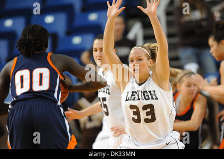 23 février 2011 - Bethlehem, Pennsylvanie, États-Unis - Lehigh University G Becky Guman (33) gardiens de l'Université Bucknell F Felicia Mgbada (00) au cours de la nuit suivante et patriote match de ligue à Stabler Arena à Bethlehem, PA. Défaites Lehigh Bucknell par un score final de 72 - 39. (Crédit Image : © Brian Freed/ZUMAPRESS.com) Southcreek/mondial Banque D'Images