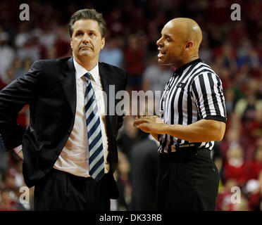 23 février 2011 - Fayetteville, AR, USA - California coach John Calipari était désintéressé de ce qu'Anthony officiel Jordan avait à dire dans la deuxième moitié de l'Arkansas a défait le Kentucky 77-76 le mercredi 23 février 2011 à Fayetteville, AR. Photo par Mark Cornelison | Personnel. (Crédit Image : © Lexington Herald-Leader/ZUMAPRESS.com) Banque D'Images