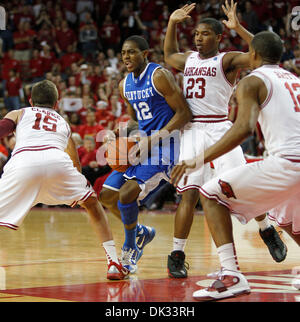 23 février 2011 - Fayetteville, AR, USA - Kentucky Wildcats guard Brandon Knight (12) a essayé de lutter contre le trafic de transit, comme l'Arkansas a défait le Kentucky 77-76 le mercredi 23 février 2011 à Fayetteville, AR. Photo par Mark Cornelison | Personnel. (Crédit Image : © Lexington Herald-Leader/ZUMAPRESS.com) Banque D'Images