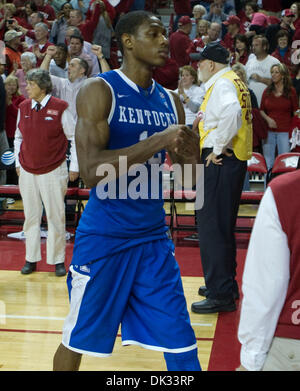 23 février 2011 - Fayetteville, AR, USA - Kentucky Wildcats guard Brandon Knight (12) battait son poing dans sa main alors qu'il quittait le sol, comme l'Arkansas a défait le Kentucky 77-76 le mercredi 23 février 2011 à Fayetteville, AR. Photo par Mark Cornelison | Personnel. (Crédit Image : © Lexington Herald-Leader/ZUMAPRESS.com) Banque D'Images