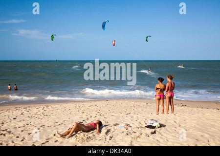 Kite surfeurs et vue sur la plage de Cumbuco, district de Fortaleza, Brésil. Banque D'Images