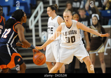 23 février 2011 - Bethlehem, Pennsylvanie, États-Unis - l'Université Lehigh F Courtney Dentler (30) gardiens de l'Université Bucknell G Christina Chukwuedo (22) au cours de la nuit suivante et patriote match de ligue à Stabler Arena à Bethlehem, PA. Défaites Lehigh Bucknell par un score final de 72 - 39. (Crédit Image : © Brian Freed/ZUMAPRESS.com) Southcreek/mondial Banque D'Images