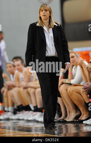 23 février 2011 - Bethlehem, Pennsylvanie, États-Unis - l'entraîneur-chef de l'Université Lehigh Sue Troyan patrouille l'écart durant la nuit de mercredi et patriote match de championnat à Bucknell à Stabler Arena à Bethlehem, PA. Défaites Lehigh Bucknell par un score final de 72 - 39. (Crédit Image : © Brian Freed/ZUMAPRESS.com) Southcreek/mondial Banque D'Images