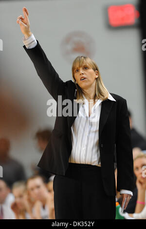 23 février 2011 - Bethlehem, Pennsylvanie, États-Unis - l'entraîneur-chef de l'Université Lehigh Sue Troyan signal un jouer pour son équipe au cours de la nuit suivante et patriote match de championnat à Bucknell à Stabler Arena à Bethlehem, PA. Défaites Lehigh Bucknell par un score final de 72 - 39. (Crédit Image : © Brian Freed/ZUMAPRESS.com) Southcreek/mondial Banque D'Images