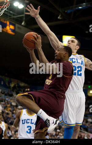 24 février 2011 - Westwood, Californie, États-Unis - UCLA Bruins avant Reeves Nelson # 22 (R) bloque le coup de l'Arizona State Sun Devils avant Kyle Cain # 5 (L) au cours de la jeu de basket-ball de NCAA entre l'Arizona State Sun Devils et l'UCLA Bruins à Pauley Pavilion. Les Bruins battent les Sun Devils avec un score final de 71-53. (Crédit Image : © Brandon Parry/global/ZUMAPRESS Southcreek.c Banque D'Images