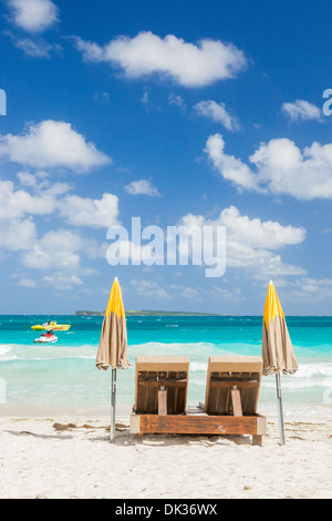 Chaises longues sur la plage, St Maarten Banque D'Images