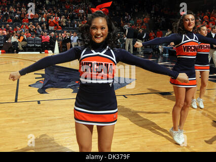 26 févr. 2011 - Charlottesville, Virginie, États-Unis - NCAA COLLEGE BASKETBALL - Virginia Cavaliers cheerleaders effectuer pendant le match contre les Boston College de la John Paul Jones Arena. Le Boston College Eagles a gagné 63-44. (Crédit Image : © Andrew Shurtleff/ZUMAPRESS.com) Banque D'Images