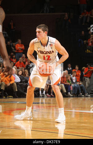 26 févr. 2011 - Charlottesville, Virginie, États-Unis - NCAA COLLEGE BASKETBALL - Virginia Cavaliers guard JOE HARRIS (12) s'occupe de la balle pendant le jeu à la John Paul Jones Arena. Le Boston College Eagles a gagné 63-44. (Crédit Image : © Andrew Shurtleff/ZUMAPRESS.com) Banque D'Images