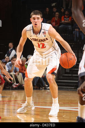 26 févr. 2011 - Charlottesville, Virginie, États-Unis - NCAA COLLEGE BASKETBALL - Virginia Cavaliers guard JOE HARRIS (12) s'occupe de la balle pendant le jeu à la John Paul Jones Arena. Le Boston College Eagles a gagné 63-44. (Crédit Image : © Andrew Shurtleff/ZUMAPRESS.com) Banque D'Images