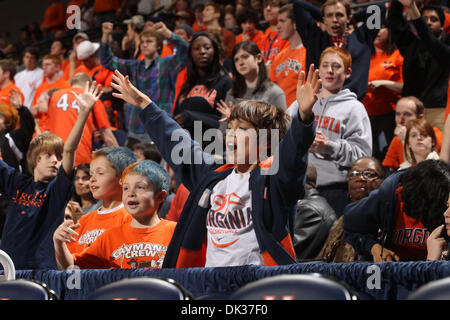 26 févr. 2011 - Charlottesville, Virginie, États-Unis - NCAA COLLEGE BASKETBALL - Virginia Cavaliers fans réagit pendant le match contre les Boston College Eagles à la John Paul Jones Arena. Le Boston College Eagles a gagné 63-44. (Crédit Image : © Andrew Shurtleff/ZUMAPRESS.com) Banque D'Images