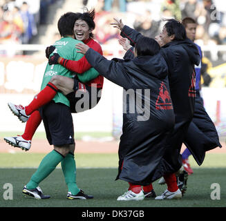 Le 26 février 2011 - Yokohama, Japon - Les joueurs de Nagoya Grampus célébrer la victoire après avoir battu 1-1 par Kashima Antlers(PK3-1) au cours de la FUJI XEROX SUPER CUP 2011 de Nissan Stadium à Yokohama, au Japon. (Crédit Image : © Shugo Takemi/Jana Press/ZUMAPRESS.com) Banque D'Images