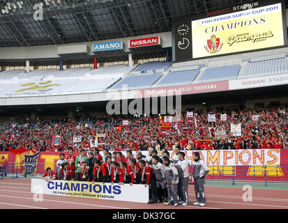 Le 26 février 2011 - Yokohama, Japon - Les joueurs de Nagoya Grampus célèbrent la victoire sur le podium après avoir battu 1-1 par Kashima Antlers(PK3-1) au cours de la FUJI XEROX SUPER CUP 2011 de Nissan Stadium à Yokohama, au Japon. (Crédit Image : © Shugo Takemi/Jana Press/ZUMAPRESS.com) Banque D'Images