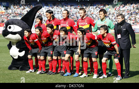 Le 26 février 2011 - Yokohama, Japon - Nagoya Grampus Joueurs de poser pour des photos au cours de la FUJI XEROX SUPER CUP 2011 de Nissan Stadium à Yokohama, au Japon. Nagoya Grampus Kashima Antlers défait par 1-1(PK3-1) (Crédit Image : © Shugo Takemi/Jana Press/ZUMAPRESS.com) Banque D'Images