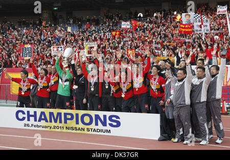 Le 26 février 2011 - Yokohama, Japon - Les joueurs de Nagoya Grampus célèbrent la victoire sur le podium après avoir battu 1-1 par Kashima Antlers(PK3-1) au cours de la FUJI XEROX SUPER CUP 2011 de Nissan Stadium à Yokohama, au Japon. (Crédit Image : © Shugo Takemi/Jana Press/ZUMAPRESS.com) Banque D'Images