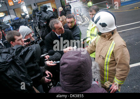 Glasgow, Royaume-Uni. 2 Décembre, 2013. Service d'incendie et de sauvetage écossais Agent en chef adjoint David Goodhew informe les médias sur Jour 3 de l'opération de sauvetage et de récupération à la Clutha Bar à Glasgow. Un hélicoptère de police s'est écrasé dans l'immeuble le vendredi soir, tuant au moins neuf personnes. Credit : ALAN OLIVER/Alamy Live News Banque D'Images