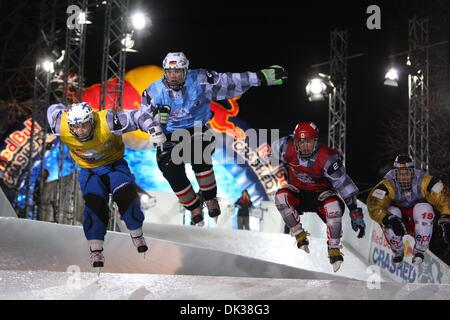 26 févr., 2011 - Moscou, Russie - Les participants sont en concurrence sur le 350 mètres de long en piste de glace de Kolomenskoye parc pendant les championnat du monde Red Bull Crashed Ice. (Crédit Image : © PhotoXpress/ZUMAPRESS.com) Banque D'Images