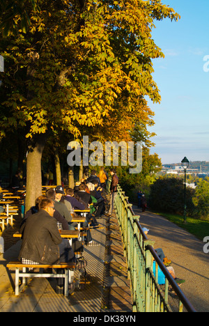 Dans le jardin de la bière Letenske sady park district Bubenec Prague République Tchèque Europe Banque D'Images