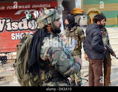 Srinagar, Cachemire sous administration indienne. 2 Décembre, 2013. Des patrouilles de sécurité personnels rue après Millitants tiré policier tué et deux et deux de ses collègues blessés alors qu'ils patrouillaient dans un marché en ville chadoora budgam 25km de district (16miles) de Srinagar. Credit : Sofi Suhail/Alamy Live News Banque D'Images