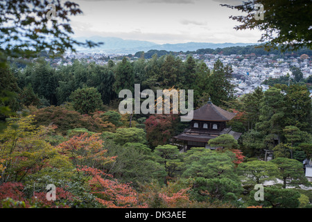 Les deux étages Kannon-den au Ginkakuji Temple (aussi appelé temple Jishoji) se tient à Kyoto, au Japon le 12 novembre 2013. Banque D'Images