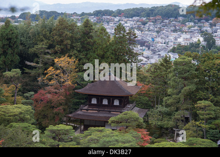 Les deux étages Kannon-den au Ginkakuji Temple (aussi appelé temple Jishoji) se tient à Kyoto, au Japon le 12 novembre 2013. Banque D'Images