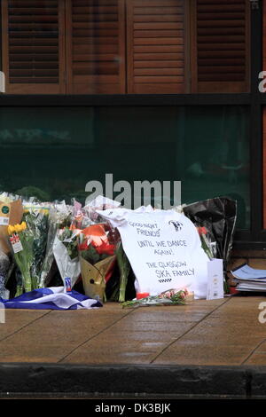 Glasgow, Ecosse, Royaume-Uni. 2 décembre 2013 Stockwell Street, Clutha Accident d'hélicoptère. Hélicoptère de la police abattu est déplacé dans un véhicule pour le transport. Plusieurs membres du public à participer à leurs hommages et déposent des fleurs sur les lieux Paul Stewart/Alamy News Banque D'Images