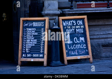 Deux tableaux noirs à l'extérieur de l'ancienne Banque Bar la publicité de leurs offres sur les boissons et nouvelle licence Heures à Dundee, Royaume-Uni Banque D'Images