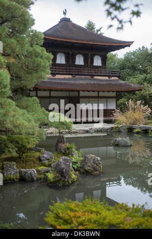 Les deux étages Kannon-den au Ginkakuji Temple (aussi appelé temple Jishoji) se tient à Kyoto, au Japon le 12 novembre 2013. Banque D'Images