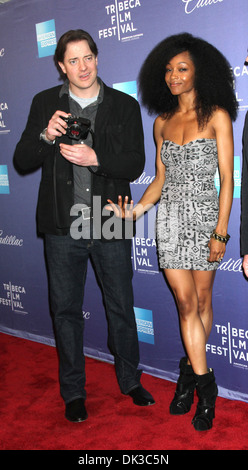 Brendan Fraser Yaya DaCosta 2012 Tribeca Film Festival - "Whole Lotta Sole' Premiere Arrivées - New York USA - 21.04.12 Banque D'Images