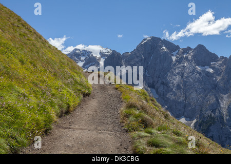 Sur la route des Alpes en pente Banque D'Images