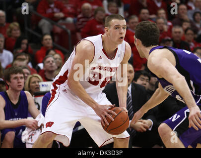 27 février 2011 - Madison, Wisconsin, États-Unis - Wisconsin avant Jon Leuer (30) ressemble à conduire sur le jeu. Sur la haute nuit Leuer a marqué 26 points. Le Wisconsin a défait le nord-ouest de 78-63 au Kohl Center à Madison, Wisconsin. (Crédit Image : © John Fisher/ZUMAPRESS.com) Southcreek/mondial Banque D'Images