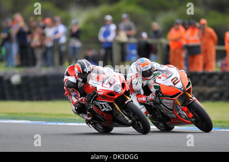 27 février 2011 - Phillip Island, Victoria, Australie - Joshua Waters (AUS) équitation la Suzuki GSX-R1000 (12) de la YOSHIMURA SUZUKI Racing Team et Leon Camier (GBR) équitation l'Aprilia RSV4 (2) de l'Aprilia Alitalia Racing Team Racing pour position au cours de la première course de la première ronde du Championnat du Monde FIM Superbike 2011 à Phillip Island, en Australie. (Crédit Image : © Sydney Low/Sou Banque D'Images