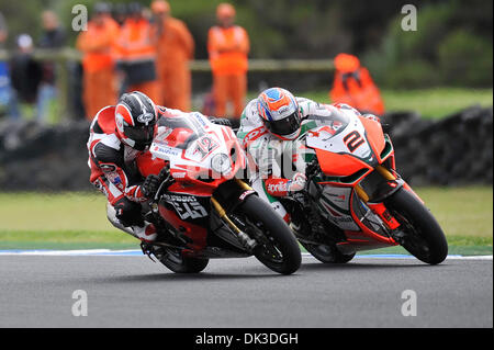 27 février 2011 - Phillip Island, Victoria, Australie - Joshua Waters (AUS) équitation la Suzuki GSX-R1000 (12) de la YOSHIMURA SUZUKI Racing Team et Leon Camier (GBR) équitation l'Aprilia RSV4 (2) de l'Aprilia Alitalia Racing Team Racing pour position au cours de la première course de la première ronde du Championnat du Monde FIM Superbike 2011 à Phillip Island, en Australie. (Crédit Image : © Sydney Low/Sou Banque D'Images