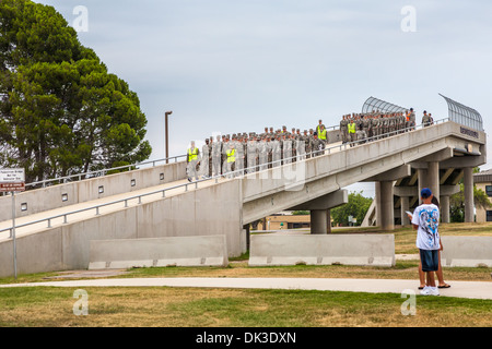 Vols d'aviateurs, marchant vers le bas au cours de la bretelle du pont de la United States Air Force de la formation de base à San Antonio, Texas Banque D'Images