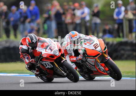 27 février 2011 - Phillip Island, Victoria, Australie - Leon Camier (GBR) équitation l'Aprilia RSV4 (2) de l'Aprilia Alitalia Racing Team et Joshua Waters (AUS) équitation la Suzuki GSX-R1000 (12) de la YOSHIMURA SUZUKI Racing Team dicing pour position au cours de la première course de la première ronde du Championnat du Monde FIM Superbike 2011 à Phillip Island, en Australie. (Crédit Image : © Sydney Low/Sou Banque D'Images