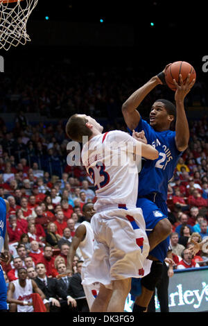 Mar. 2, 2011 - Dayton, Ohio, U.S.A - Saint Louis Billikens avant Dwayne Evans (21) disques durs avec le ballon en avant des Flyers de Dayton Luc Fabrizius (23) au cours de la première moitié du match entre Saint Louis et Dayton à UD Arena, Dayton, Ohio. Saint Louis défait 69-51 de Dayton. (Crédit Image : © Scott Stuart/ZUMAPRESS.com) Southcreek/mondial Banque D'Images