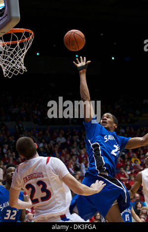 Mar. 2, 2011 - Dayton, Ohio, U.S.A - Saint Louis Billikens avant Dwayne Evans (21) est appelé pour une offensive foul comme il tire contre l'avant des Flyers de Dayton Luc Fabrizius (23) au cours de la première moitié du match entre Saint Louis et Dayton à UD Arena, Dayton, Ohio. Saint Louis défait 69-51 de Dayton. (Crédit Image : © Scott Stuart/ZUMAPRESS.com) Southcreek/mondial Banque D'Images