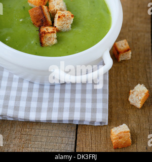 Soupe de crème verte avec des croûtons, de l'alimentation Banque D'Images