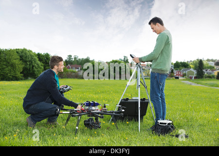 Les ingénieurs qui travaillent sur l'hélicoptère d'UAV in Park Banque D'Images