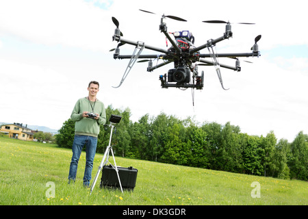 UAV Volant Technicien en Octocopter Park Banque D'Images