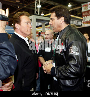 Mar 4, 2011 - Columbus, Ohio, États-Unis - l'ancien gouverneur de Californie. ARNOLD Schwarzenegger, à gauche, des entretiens avec Lou Ferrigno, droite, au cours de l'Expo, à l'Arnold Sports Festival Vendredi à Columbus, Ohio. (Crédit Image : © Terry Gilliam/ZUMAPRESS.com) Banque D'Images