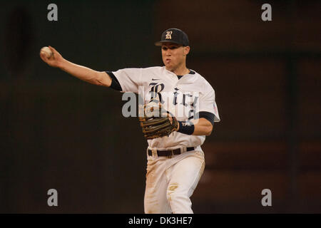 Le 4 mars 2011 - Houston, Texas, États-Unis d'Amérique - 2B (8) Michael Ratterree lancer la balle au 1er but au cours de la Classique 2011 Houston College au Minute Maid Park. Les hiboux de riz battu Kentucky Wildcats 8-7. (Crédit Image : © Juan DeLeon/global/ZUMAPRESS.com) Southcreek Banque D'Images