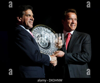 Mar 05, 2011 - Columbus, Ohio, États-Unis - CULTURISME - ancien Gouverneur de Californie. ARNOLD SCHWARZENEGGER, droite, présente Lou Ferrigno avec Arnold Schwarzenegger, le Lifetime Achievement Award, à l'Arnold Sports Festival samedi. (Crédit Image : © Terry Gilliam/ZUMAPRESS.com) Banque D'Images