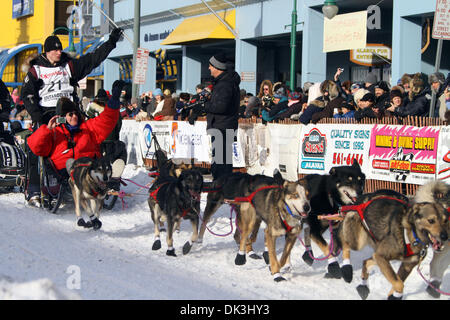 Mar 5, 2011 - Anchorage, Alaska, États-Unis - Yukon Quest DALLAS SEAVEY, champion avec iditarider TERRY WALKER, lecteurs de Washington son équipe à partir de la ligne de départ de la cérémonie de départ de l'Iditarod Trail Sled Dog Race à Anchorage. Soixante deux mushers commencé le 1 100 km course de chiens de traîneaux à Nome. (Crédit Image : © Al Grillo/ZUMAPRESS.com) Banque D'Images