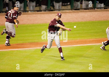 Mar. 5, 2011 - Houston, Texas, États-Unis - Aggies P (3) Jace Statum champs un bunt et lance la 1ère base pour le au cours de la 2011 Houston College Classic au Minute Maid Park. Les hiboux de riz battu Texas A&M Aggies 1-0. (Crédit Image : © Juan DeLeon/global/ZUMAPRESS.com) Southcreek Banque D'Images