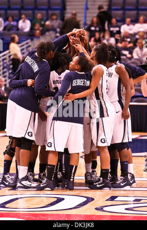 Mar. 5, 2011 - Hartford, Connecticut, États-Unis d'Amérique - Le Georgetown Hoyas célébrer au centre court après sa victoire contre le Syracuse Orange. Georgetown Hoyas défait Syracuse 61 - 60. (Crédit Image : © Mark Fort/global/ZUMAPRESS.com) Southcreek Banque D'Images