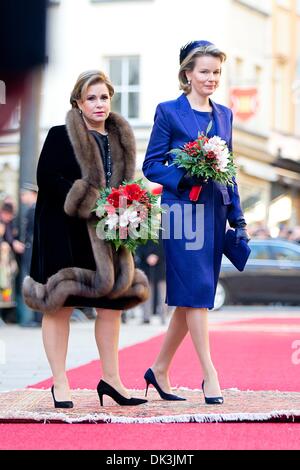 Le Luxembourg. 2e décembre 2013. La Reine Mathilde de Belgique (R) et de la Grande-Duchesse Maria Teresa de Luxembourg au palais grand-ducal à Luxembourg, le 2 décembre 2013. La visite au Luxembourg est la première introduction visite du Roi des Belges et la Reine. Photo : Patrick van Katwijk - AUCUN FIL SERVICE / KEIN BILDFUNK -/dpa/Alamy Live News Banque D'Images