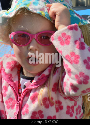 Cute little baby girl rose cool lunettes de soleil faire super modèle pose Banque D'Images