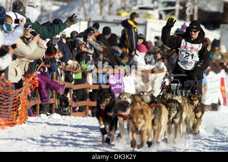 Mar 6, 2011 - Willow, Alaska, États-Unis - 2011 Course de traîneaux à chiens Yukon Quest DALLAS SEAVEY champion exécute son équipe à partir de la ligne de départ du début officiel de l'Iditarod Trail Sled Dog Race à Willow. Soixante deux mushers commencé le 1 100 km course de chiens de traîneaux à Nome. (Crédit Image : © Al Grillo/ZUMAPRESS.com) Banque D'Images